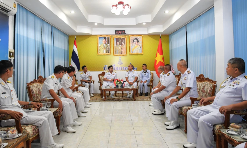 2. Chuẩn Đô đốc Tha-oát-chai Pim-mương, Phó Tư lệnh Vùng 2 Hải quân Hoàng gia Thái Lan tiếp xã giao đoàn công tác Vùng 5 Hải quân Nhân dân Việt Nam.jpg
