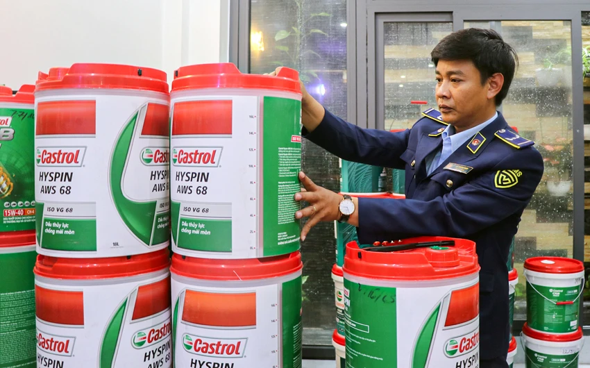 Làm giả hàng ngàn lít dầu nhớt hiệu Mobil, Castrol, Shell, Diesel