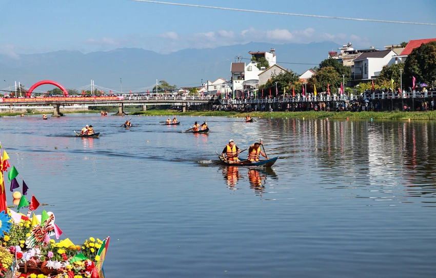 thuyền.jpg