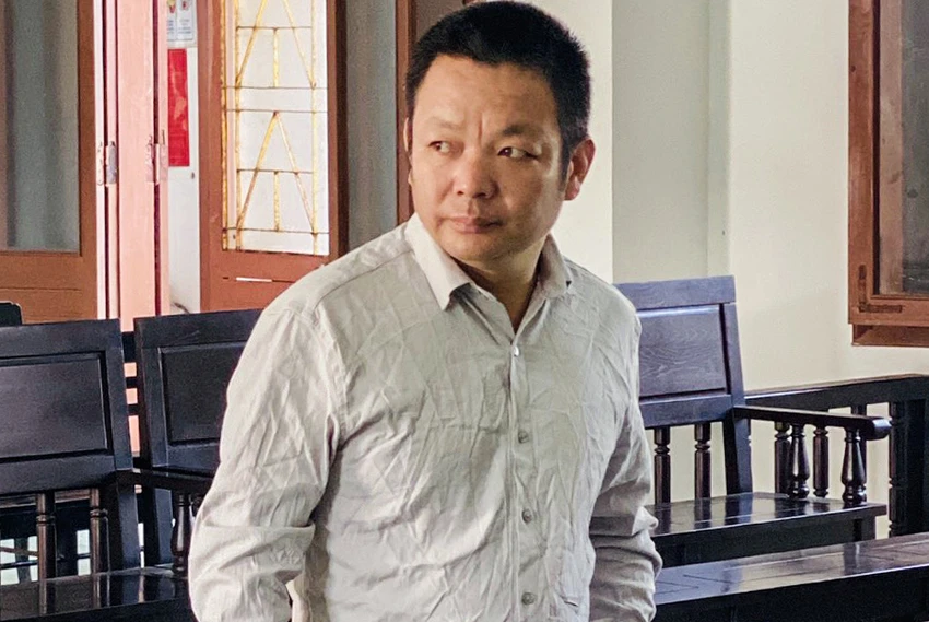 trộm cắp dây chuyền vàng