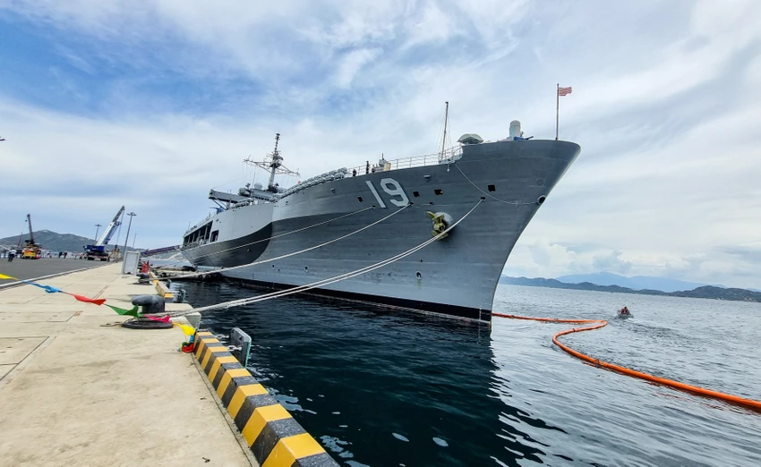 Tàu USS Blue Ridge.jpg