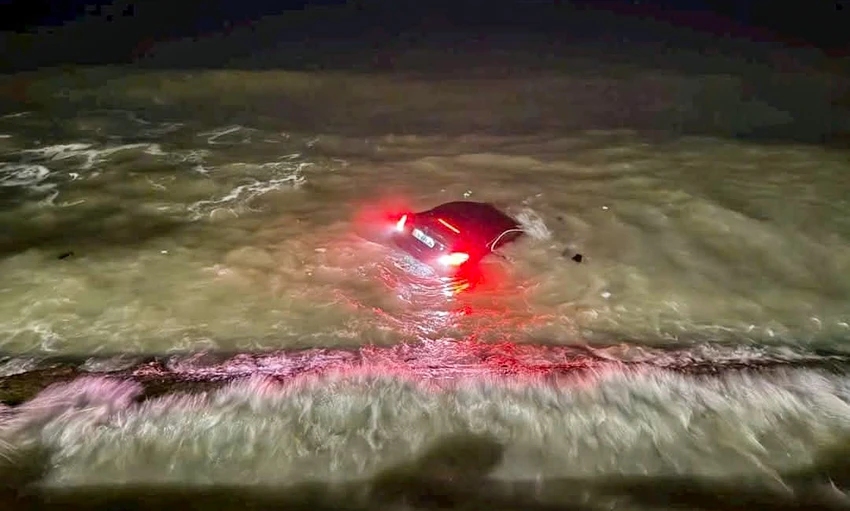 Tài xế lái Mercedes.jpg