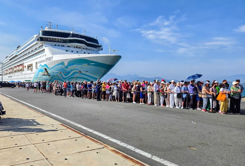 Tàu Norwegian Spirit.jpg