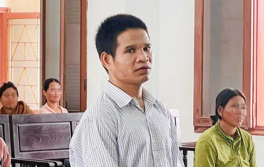 uống hết nửa lít rượu.jpg