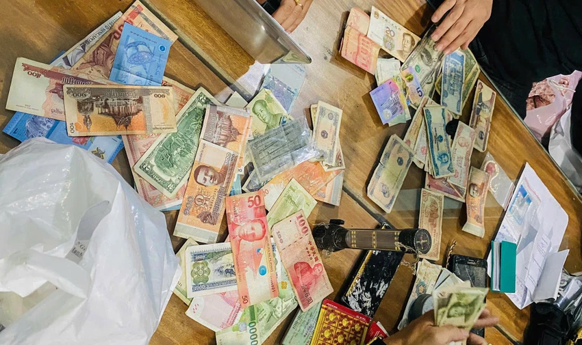 Tang vật vụ bắt giữ 2 người chuyên ăn trộm của các tài xế ô tô nghỉ dọc quốc lộ 1