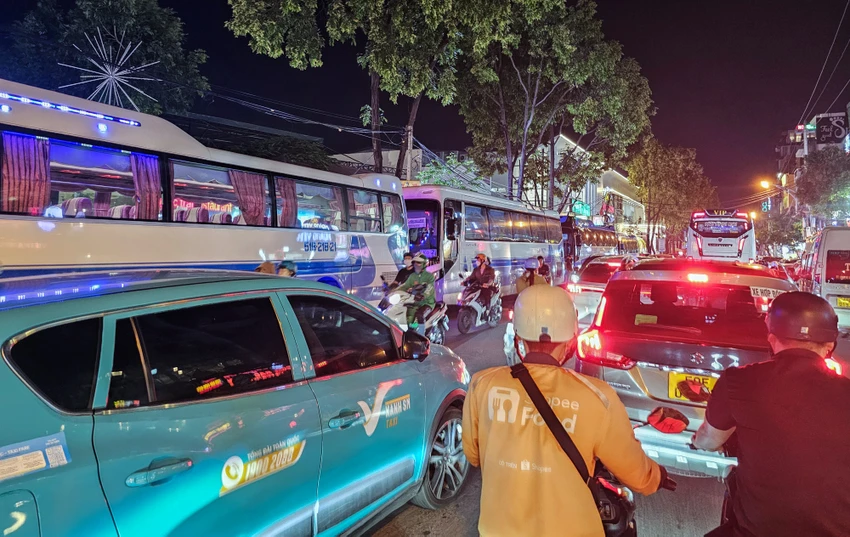 cấm ô tô trên 29 chỗ.jpg