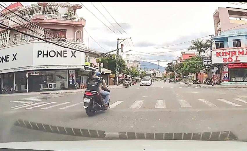 vượt đèn đỏ.jpg