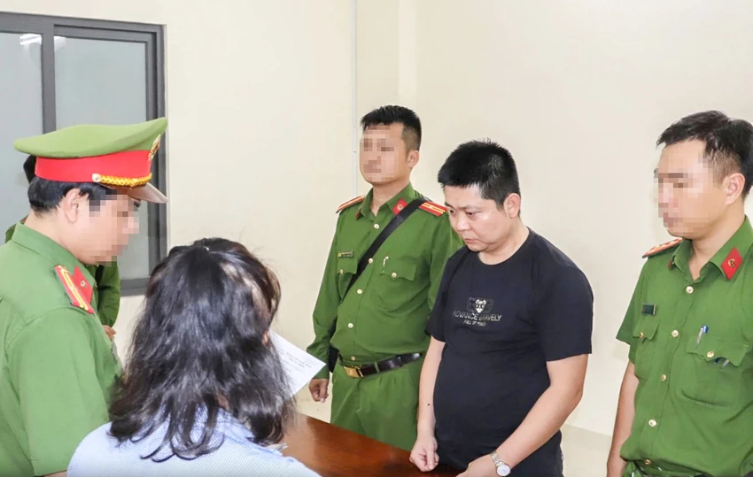 Ba người Trung Quốc mở shop ở Nha Trang, Khánh Hòa bán sừng tê giác, ngà voi trái phép.