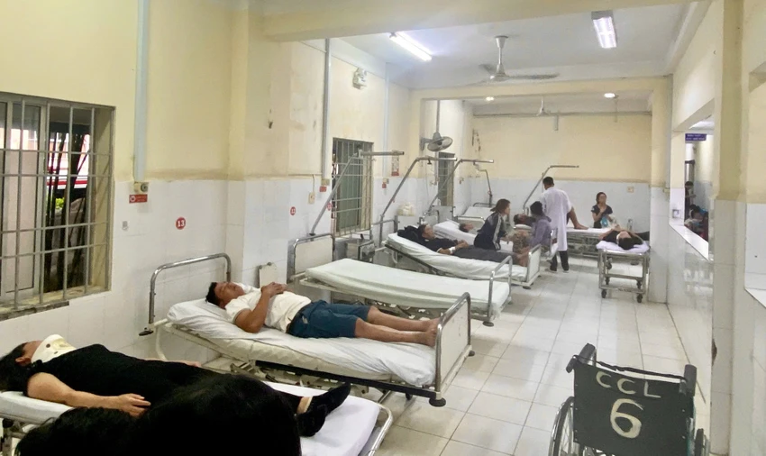 Xe tải đâm xe khách trên cao tốc Vân Phong - Nha Trang, 13 người bị thương