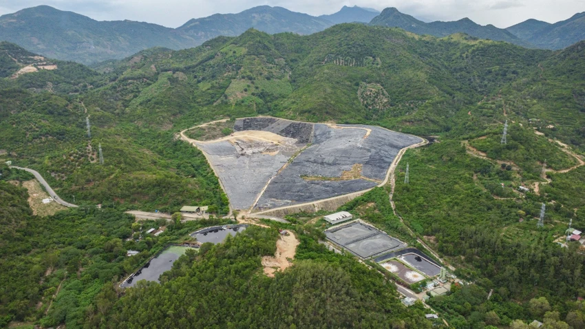 Bãi rác Rù Rì đã ngưng hoạt động nhưng nước rỉ từ đây đang gây ô nhiễm môi trường nhiều năm qua. Ảnh: XUÂN HOÁT DJI_0397.jpg