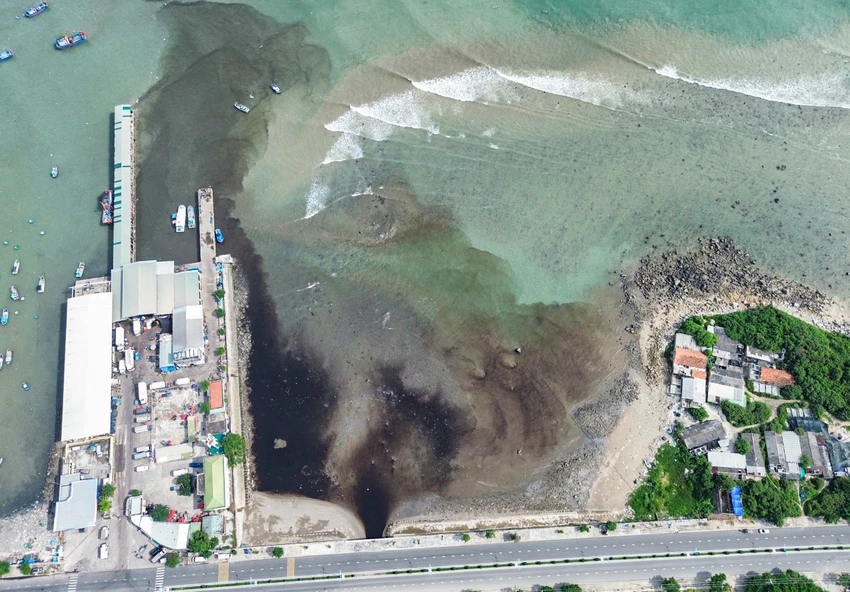 Nước rỉ từ bãi rác Rù Rì chạy qua khu dân cư, chảy thẳng ra biển vịnh Nha Phu. Ảnh: XUÂN HOÁT z7214555410739_25706288dcbb57b84e6fda317cfd6413.jpg