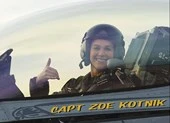 Nữ chỉ huy đầu tiên đội biểu diễn F-16 Mỹ mất chức sau 2 tuần