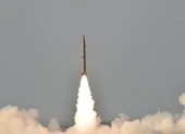 Ấn Độ-Pakistan thử bom, tên lửa, hai Thủ tướng điện đàm