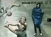  Thót tim khoảnh khắc dùng tay không bắt em bé rơi từ nhà cao tầng