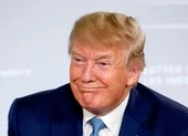 Ông Trump đòi dùng bom hạt nhân đánh tan bão