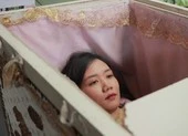 Bạn có dám nhâm nhi một cốc cà phê trong... quan tài?