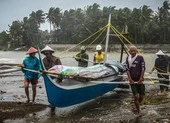 Dân Philippines đón Giáng sinh bằng cá hộp, mì gói do bão