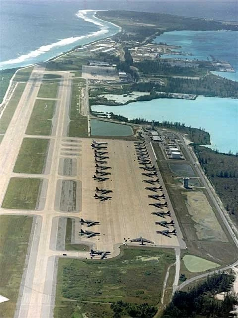 Căn cứ Diego Garcia có đường băng dài 2 dặm có khả năng chứa máy bay ném bom B-1, B-2 và B-52. Ảnh: CNN
