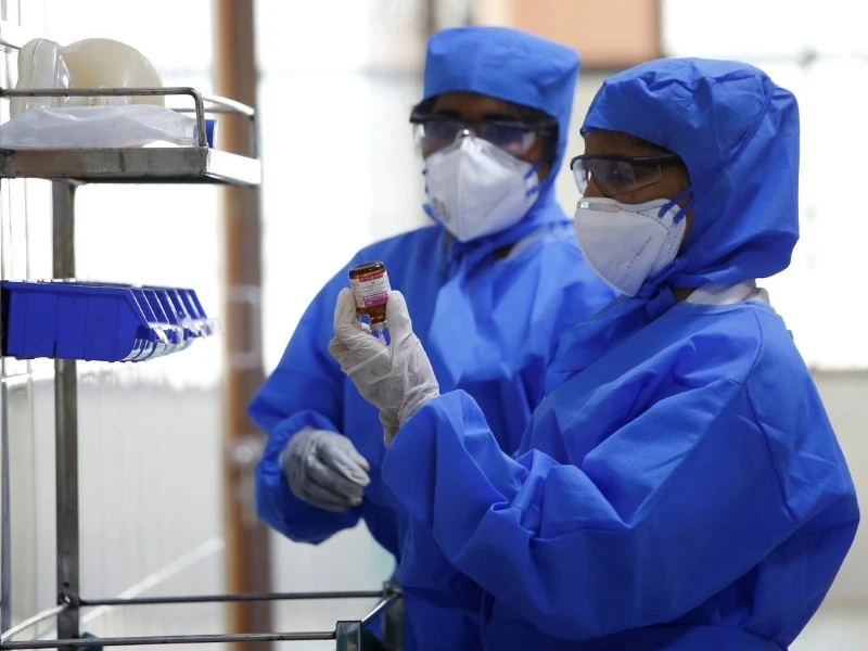 Các bác sĩ Ấn Độ nghiên cứu điều trị các trường hợp nhiễm virus Corona ngày 1-2. Ảnh: REUTERS