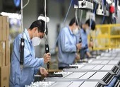 Người dân Trung Quốc trở lại làm việc trong thận trọng