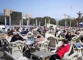 Ca nhiễm giảm, dân Trung Quốc bắt đầu tụ tập, lơ là khẩu trang