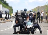 Ngăn du khách vì sợ COVID-19, người dân đụng độ với cảnh sát