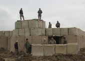 Mỹ không kích Taliban, kêu gọi ngừng 'tấn công vô ích'