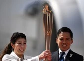 Bất chấp COVID-19, người Nhật tụ tập ngắm ngọn đuốc Olympic