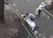 COVID-19: 1 phụ nữ Nga chết trên ghế ngay sau khi xuất viện