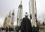 Mỹ muốn LHQ gia hạn cấm vận vũ khí với Iran, Nga phản đối