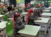 Học sinh đội mũ dài 1 m để tránh lây nhiễm COVID-19
