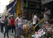COVID-19 Brazil: Người chết tăng kỷ lục, hàng quán vẫn mở cửa 