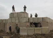 Mỹ không kích Taliban, kêu gọi ngừng 'tấn công vô ích'