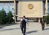 Biểu tình lớn, ông Lukashenko lại mặc áo chống đạn, cầm súng