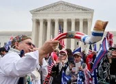 Phía ủng hộ ông Trump tuần hành quy mô lớn gần Tòa án Tối cao