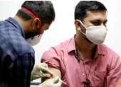 Dịch nguy ngập, Ấn Độ cấm xuất vaccine, Mỹ định chia đôi liều