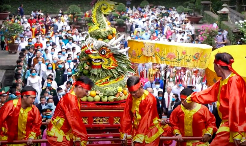 Chùm ảnh: Người dân rước lễ, dâng hương Giỗ Tổ Hùng Vương ảnh 4 Chùm ảnh: Người dân rước lễ, dâng hương Giỗ Tổ Hùng Vương ảnh 4