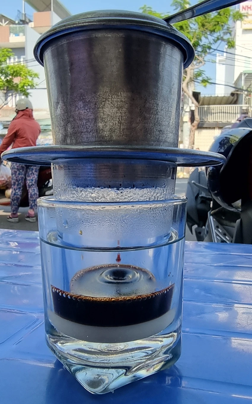 Cà phê, một nguồn cung cấp caffeine nổi tiếng, không chỉ giúp tăng năng lượng, chống lại sự mệt mỏi mà còn mang lại nhiều lợi ích sức khỏe khác