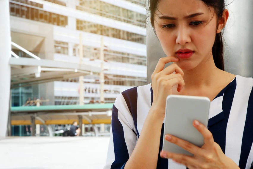 worried-young-woman-using-mobile-phone-city_2.jpg