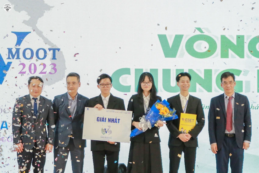 Đại học Luật Hà Nội giành giải nhất cuộc thi Phiên tòa giả định.