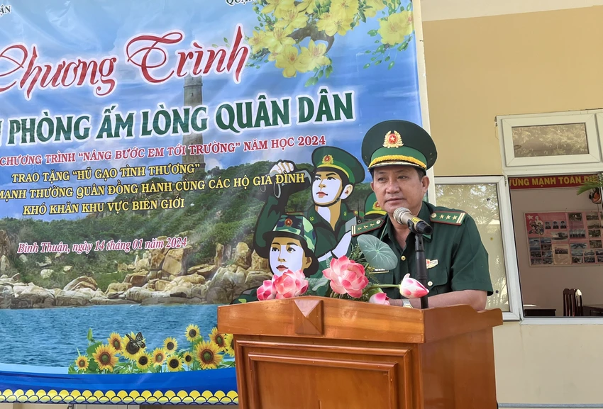 xuan-bien-phong-am-long-quan-dan-mang-tet-den-cho-ba-con-vung-bien-gioi-bien-4.jpg