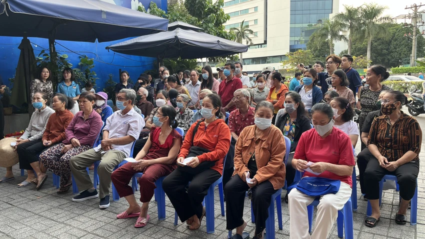 trao tặng 100 phần quà cho bà con nghèo