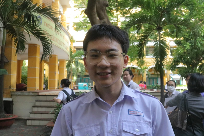 Thí sinh Đoàn Đỗ Minh Khoa (học sinh trường THCS Trần Đại Nghĩa) thấy đề Toán chuyên khó hơn những năm trước. Ảnh: TRẦN MINH Thí sinh Đoàn Đỗ Minh Khoa (học sinh trường THCS Trần Đại Nghĩa) thấy đề Toán chuyên khó hơn những năm trước. Ảnh: TRẦN MINH