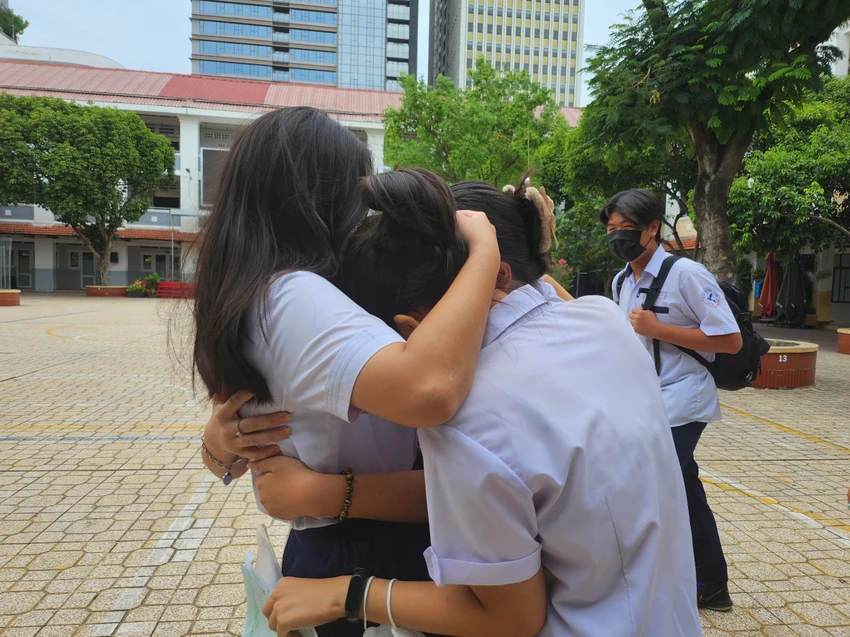 Nhóm bạn nữ vui mừng sau khi thi xong môn Toán. Ảnh: NGUYỄN QUYÊN Nhóm bạn nữ vui mừng sau khi thi xong môn Toán. Ảnh: NGUYỄN QUYÊN