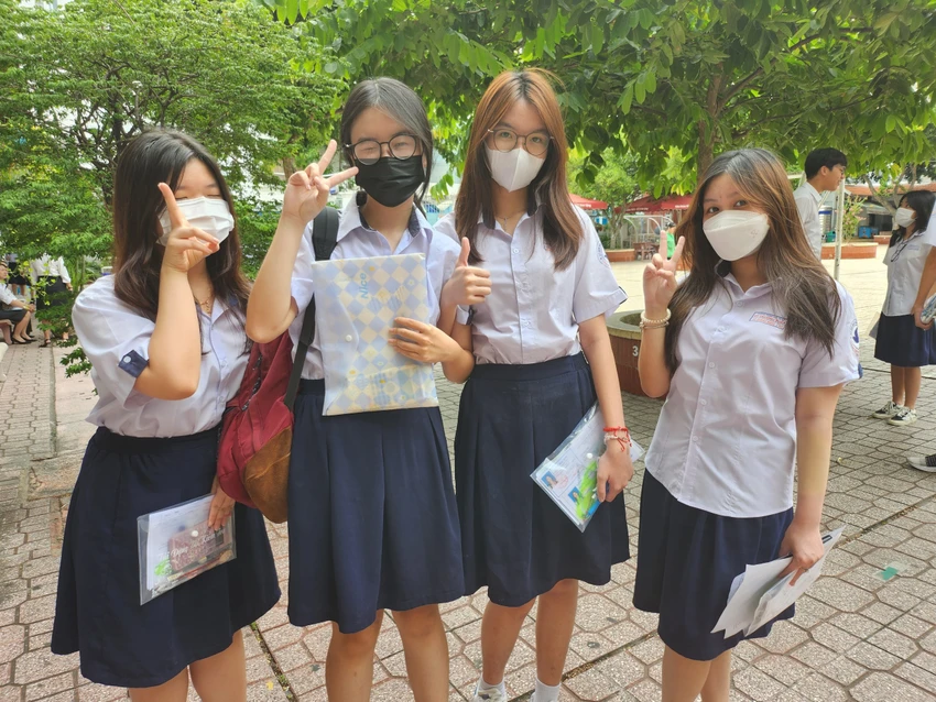 Các thí sinh tại điểm trường THCS Trần Văn Ơn. Ảnh: NGUYỄN QUYÊN Các thí sinh tại điểm trường THCS Trần Văn Ơn. Ảnh: NGUYỄN QUYÊN