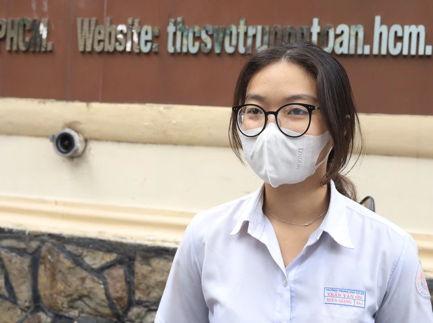 Thí sinh Trần Hiền Giang (THCS Trần Văn Ơn) chia sẻ đề Toán hình học hơi khó. Ảnh: TRẦN MINH Thí sinh Trần Hiền Giang (THCS Trần Văn Ơn) chia sẻ đề Toán hình học hơi khó. Ảnh: TRẦN MINH