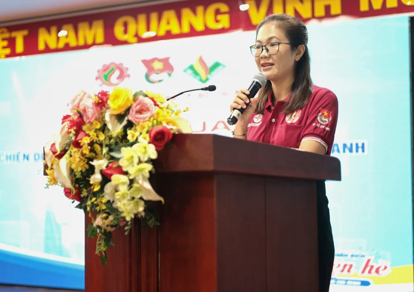 Chị Phan Thị Lan Anh - Bí thư Đoàn Kho bạc nhà nước TP phát biểu tại lễ ra quân. Ảnh: THIỆN HỢP Chị Phan Thị Lan Anh - Bí thư Đoàn Kho bạc nhà nước TP phát biểu tại lễ ra quân. Ảnh: THIỆN HỢP