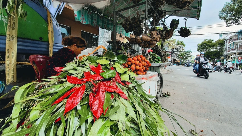 Từ sáng sớm, người dân đã bày bán đồ cúng Tết Đoan Ngọ trên đường phố. Từ sáng sớm, người dân đã bày bán đồ cúng Tết Đoan Ngọ trên đường phố.