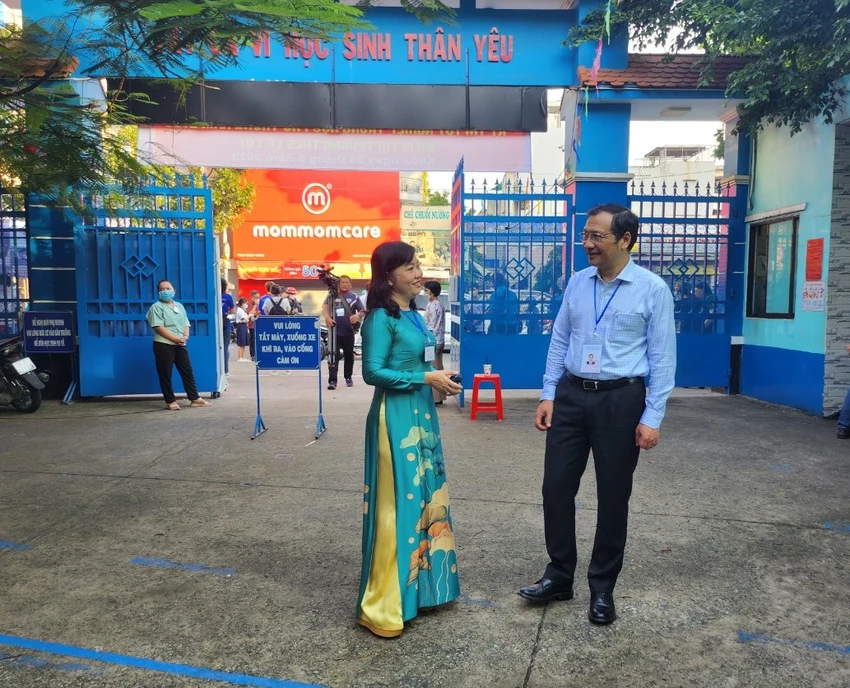 Phó Giám đốc Sở GD&ĐT TP.HCM Lê Hoài Nam có mặt từ sáng sớm để kiểm tra công tác thi tại trường THCS Lê Lợi, quận 3. Ảnh: Nguyễn Quyên Phó Giám đốc Sở GD&ĐT TP.HCM Lê Hoài Nam có mặt từ sáng sớm để kiểm tra công tác thi tại trường THCS Lê Lợi, quận 3. Ảnh: Nguyễn Quyên