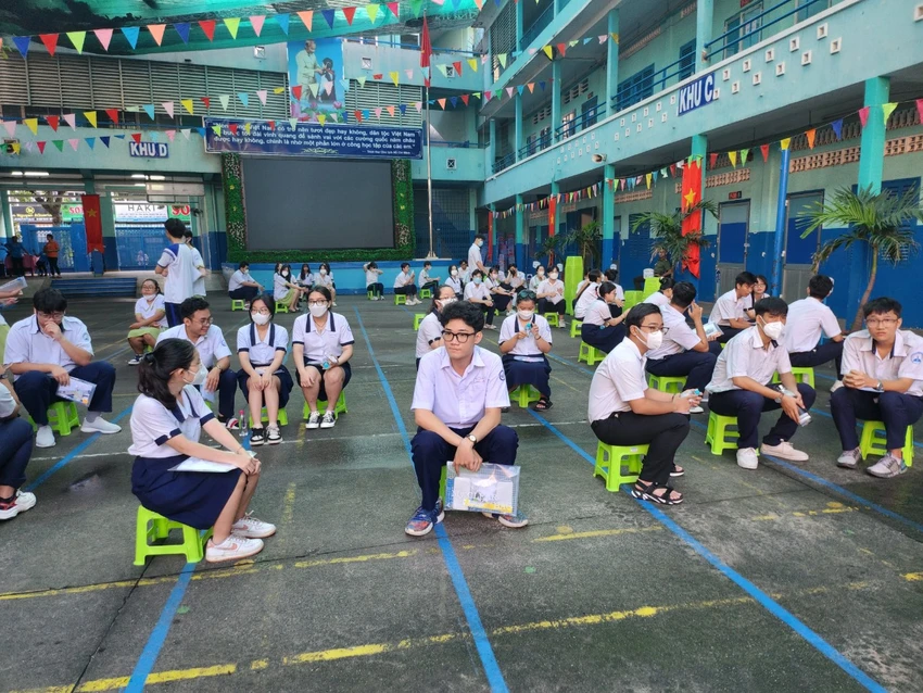 Trường bố trí ghế để các thí sinh ngồi chờ đến giờ thi. Ảnh: Nguyễn Quyên Trường bố trí ghế để các thí sinh ngồi chờ đến giờ thi. Ảnh: Nguyễn Quyên